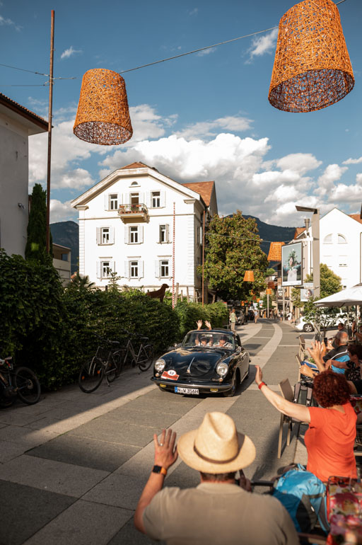 Südtirol Schenna Rallye Oldtimer Porsche 356 Ortsdurchfahrt